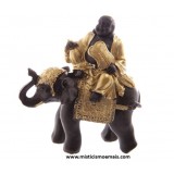 Monge Gordo em Elefante Dourado e Castanho a Rir-se  
